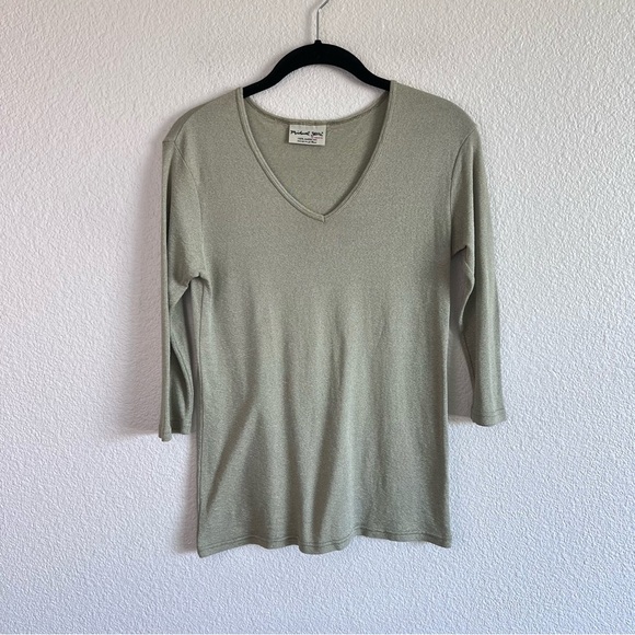 Michael Stars Women’s Angelina Shine V-Neck Tee - Picture 1 of 8